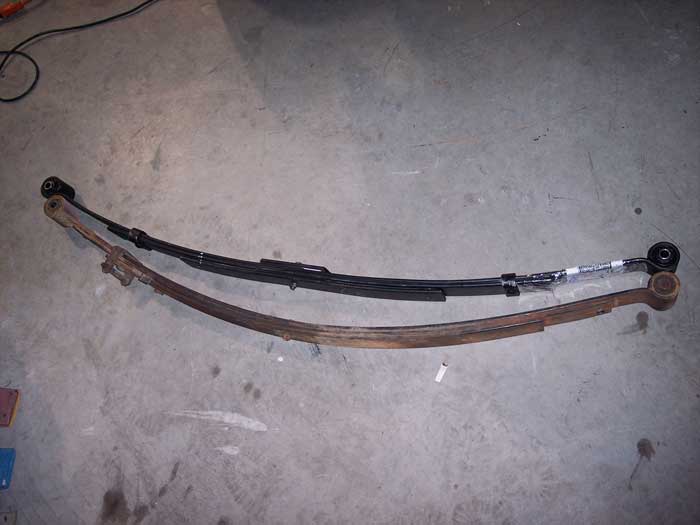loweringleafs The new (black) spring is a lowering leaf spring and the older one is stock
