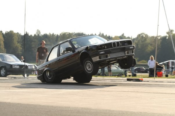 e30hardlaunch Look at the size of the tires out back, I have to find more pictures of this car