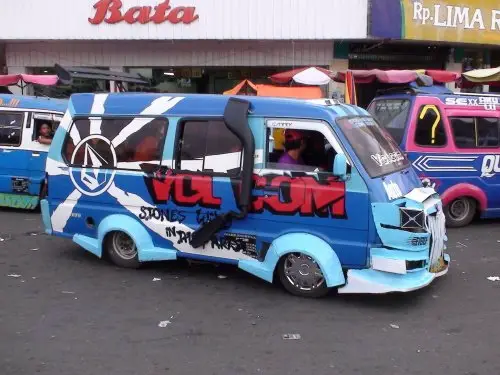 taxi6 Volcom Stone! Is that a snorkel or exhaust? Going up to the roof?