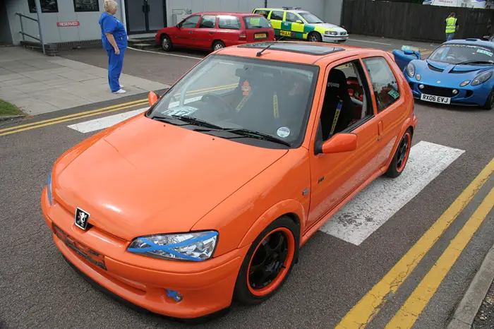 paintedwheels1 Pylon orange Peugeot with complimenting wheels