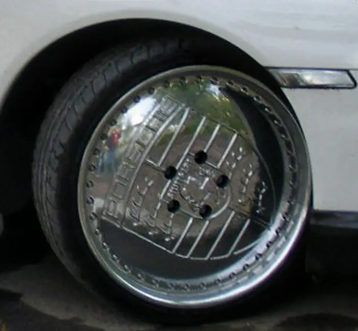 porscheemblemrims2closeup