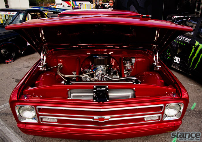 700hp 434 inside of a show worth engine bay