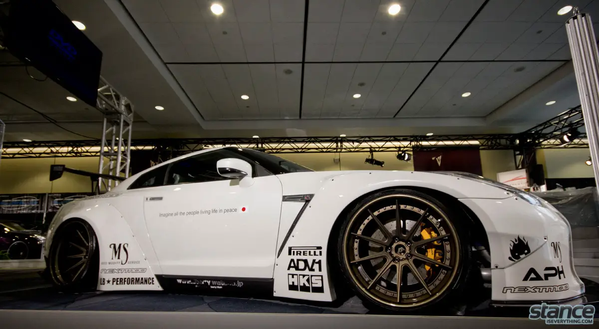 canadian_international_auto_show_2014_nissan_gtr_libertywalk_nextmod_side_1